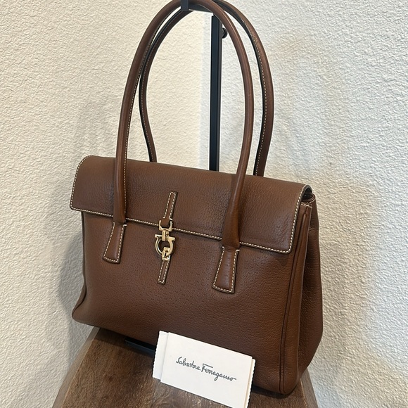Authentic! Salvatore Ferragamo Gancini Women's Flap Tote Handbag Brown Leather - Picture 4 of 14